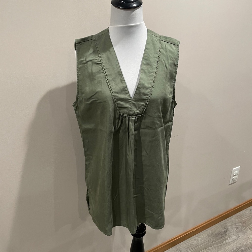Ellen tracy size large sleeveless top